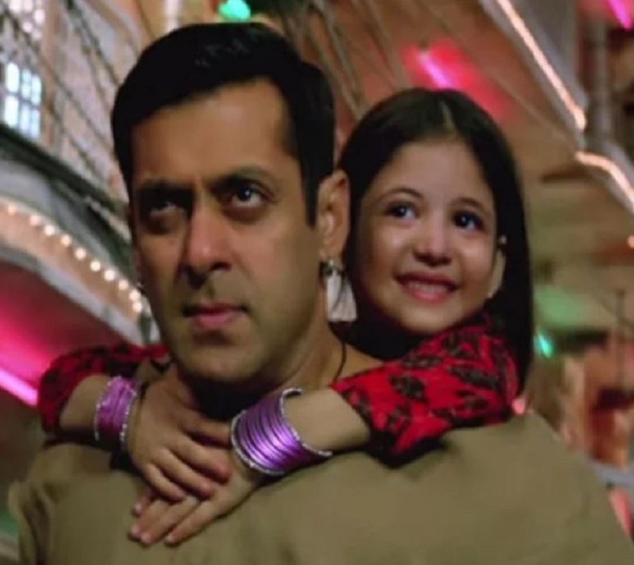  વર્ષ 2008માં 3 જૂનના રોજ જન્મેલ હર્ષાલી મલ્હોત્રા પુરા 10 વર્ષની થઈ ગઈ છે. આ 10 વર્ષમાં તે દુનિયાભરમાં પ્રખ્યાત થઈ ગઈ છે. 2015માં તે સલમાન ખાન સાથે ફિલ્મ બજરંગી ભાઈજાનમાં જોવા મળી હતી. ત્યારબાદથી તેના ફેંસની સંખ્યા સતત વધી રહી છે. આજે તેના બર્થ-ડે પર જોઈએ કે વિતેલા ત્રણ વર્ષમાં કેટલી બદલાઈ ગઈ છે હર્ષાલી અને કેવો રહ્યો તેની અત્યાર સુધીની સફર.