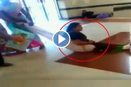 VIDEO: સ્ટ્રેચર ન મળવાને કારણે મહિલાને ચાદરમાં ખેંચીના લઇ આવ્યા પરિવારજનો VIDEO: સ્ટ્રેચર ન મળવાને કારણે મહિલાને ચાદરમાં ખેંચીના લઇ આવ્યા પરિવારજનો
