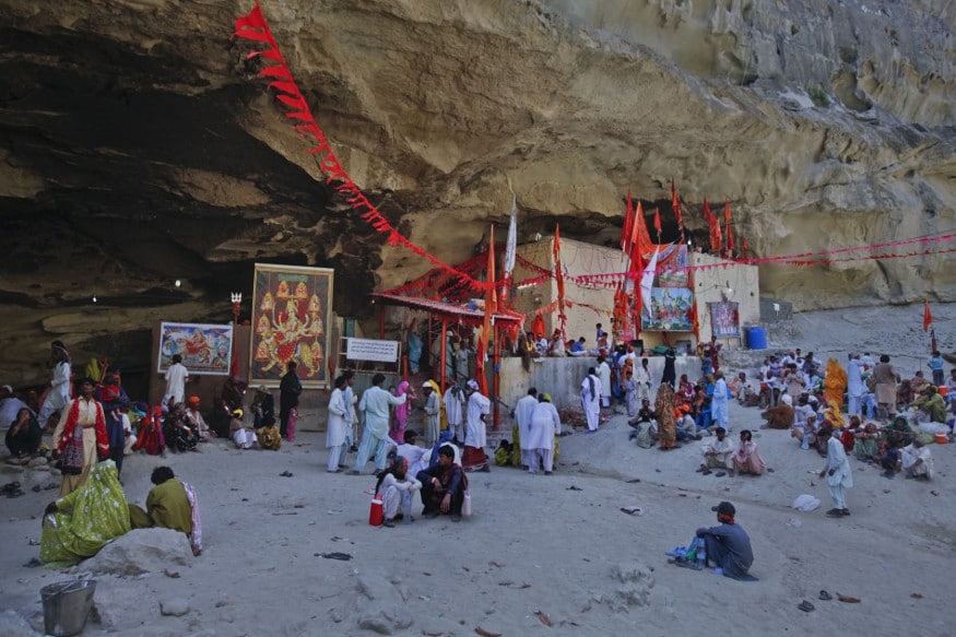 ભાગલા બાદ તો ભારત અને પાકિસ્તાન અલગ થઈ ગયા હતાં. પરંતુ ઘણી એવી નિશાનીઓ છે કે જે આજે પણ પાકિસ્તાનમાં જોવા મળે છે. પાકિસ્તાનમાં આજે પણ હિંદુઓના કેટલાક એવા મંદિર છે કે જે ઘણા ફેમસ છે. ભાગલા બાદ તો ભારત અને પાકિસ્તાન અલગ થઈ ગયા હતાં. પરંતુ ઘણી એવી નિશાનીઓ છે કે જે આજે પણ પાકિસ્તાનમાં જોવા મળે છે. પાકિસ્તાનમાં આજે પણ હિંદુઓના કેટલાક એવા મંદિર છે કે જે ઘણા ફેમસ છે.