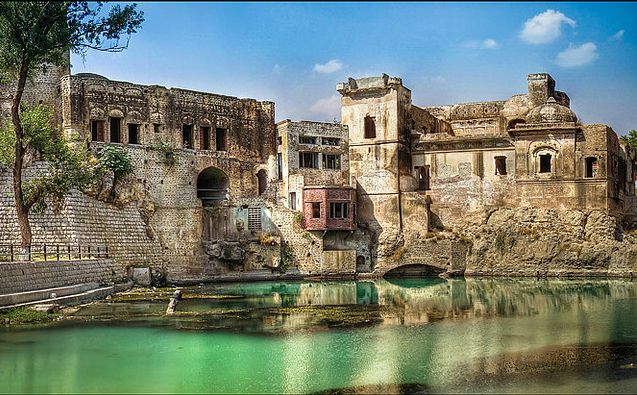 આ ગૌરી મંદિર સિંધ પ્રાંતના થારપારકર જિલ્લામાં છે. પાકિસ્તાનના આ જિલ્લામાં હિંદુઓની સંખ્યા વધારે છે. જેમાં વધારે આદિવાસીઓ છે. પાકિસ્તાનમાં તેને થારી હિંદુ કહેવામાં આવે છે. આ ગૌરી મંદિર સિંધ પ્રાંતના થારપારકર જિલ્લામાં છે. પાકિસ્તાનના આ જિલ્લામાં હિંદુઓની સંખ્યા વધારે છે. જેમાં વધારે આદિવાસીઓ છે. પાકિસ્તાનમાં તેને થારી હિંદુ કહેવામાં આવે છે.
