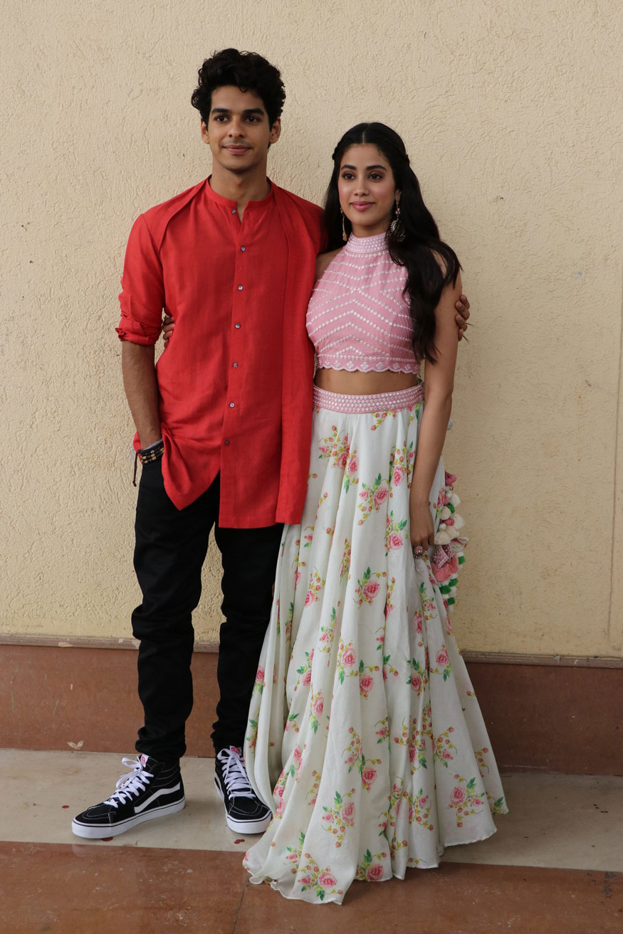 'ધડક'નાં પ્રમોશન માટે જાહ્નવી કપૂર અને ઇશાનન ખટ્ટર 'ડ્રામેબાઝ'નાં સેટ પર (Image: Viral Bhayani) 'ધડક'નાં પ્રમોશન માટે જાહ્નવી કપૂર અને ઇશાનન ખટ્ટર 'ડ્રામેબાઝ'નાં સેટ પર (Image: Viral Bhayani)