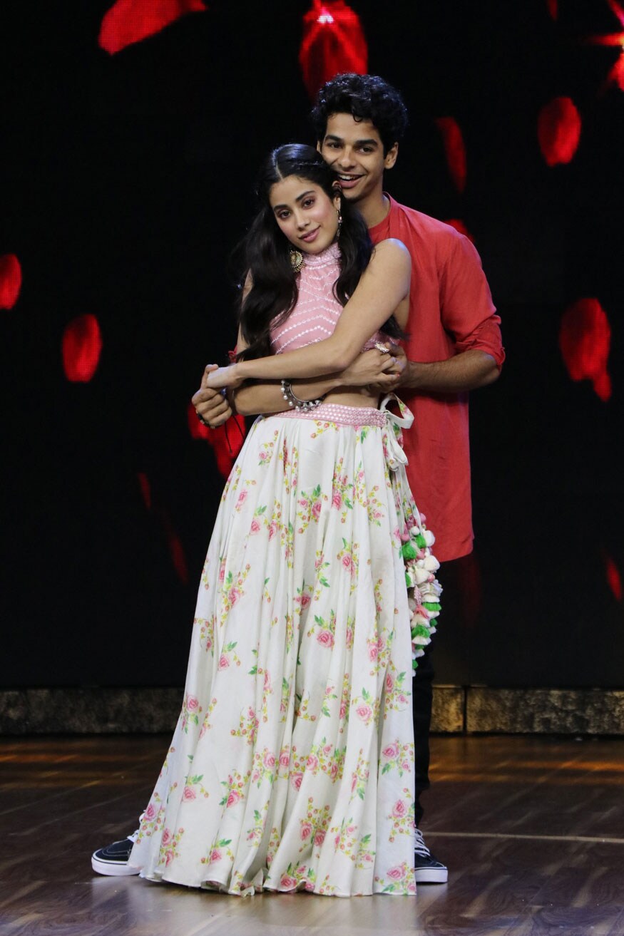 'ધડક'નાં પ્રમોશન માટે જાહ્નવી કપૂર અને ઇશાનન ખટ્ટર 'ડ્રામેબાઝ'નાં સેટ પર (Image: Viral Bhayani) 'ધડક'નાં પ્રમોશન માટે જાહ્નવી કપૂર અને ઇશાનન ખટ્ટર 'ડ્રામેબાઝ'નાં સેટ પર (Image: Viral Bhayani)