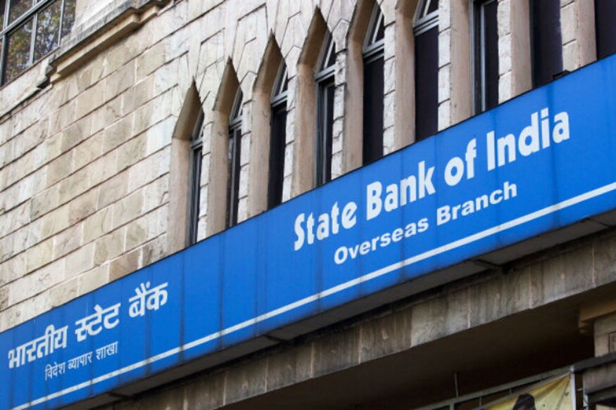SBI પોતાના ગ્રાહકોને સારી અને ફાસ્ટ સર્વિસ આપવા માટે જાણીતી છે. આ અંતર્ગત SBIએ એક શાનદાર સર્વિસ શરૂ કરી છે, જેના દ્વારા તમે તમારા ફ્રેંડ્સને હવે ફેસબૂક અને ટ્વિટર દ્વારા પણ પૈસા ટ્રાંસફર કરી શકશો. આ તમે SBIની એપ દ્વારા કરી શકશો. આ સર્વિસથી તમે ફેસબૂક પેજ અને ટ્વિટર હેંડલ દ્વારા માત્ર પૈસા જ નહીં પરંતુ બેલેંસ ચેક કરવા સહિત લાસ્ટ પાંચ ટ્રાંજેક્શનની પણ જાણકારી મેળવી શકશો. તો જોઈએ કેવી રીતે કરી શકાશે લેવડ-દેવડ. SBI પોતાના ગ્રાહકોને સારી અને ફાસ્ટ સર્વિસ આપવા માટે જાણીતી છે. આ અંતર્ગત SBIએ એક શાનદાર સર્વિસ શરૂ કરી છે, જેના દ્વારા તમે તમારા ફ્રેંડ્સને હવે ફેસબૂક અને ટ્વિટર દ્વારા પણ પૈસા ટ્રાંસફર કરી શકશો. આ તમે SBIની એપ દ્વારા કરી શકશો. આ સર્વિસથી તમે ફેસબૂક પેજ અને ટ્વિટર હેંડલ દ્વારા માત્ર પૈસા જ નહીં પરંતુ બેલેંસ ચેક કરવા સહિત લાસ્ટ પાંચ ટ્રાંજેક્શનની પણ જાણકારી મેળવી શકશો. તો જોઈએ કેવી રીતે કરી શકાશે લેવડ-દેવડ.