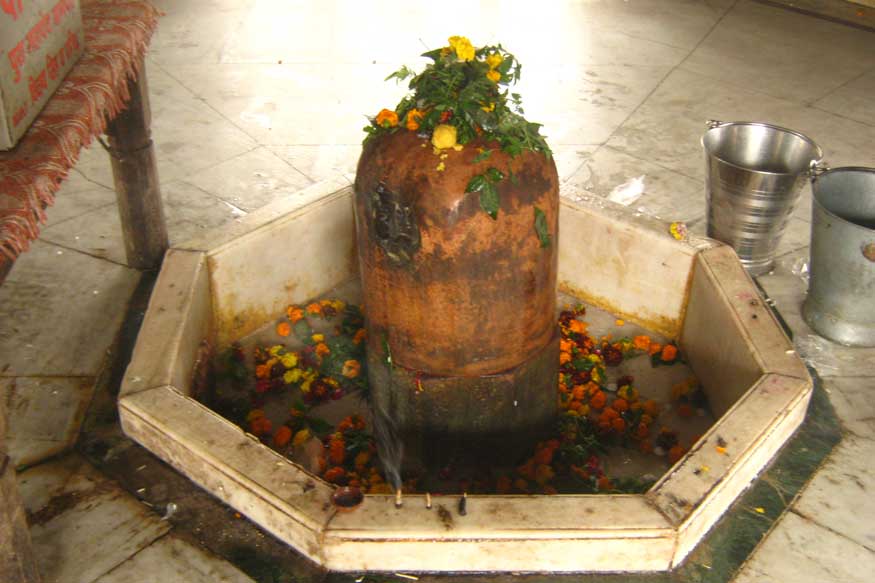 શિવલિંગના ત્રણ ભાગ હોય છે. પહેલો ભાગ જે નીચે અને ભૂમીગત રહે છે. મધ્ય ભાગમાં આઠે દિશાનું સમાન માપ હોય છે. અંતમાં તેનો શિર્ષ ભાગ, જે અંડા આકાર જેવો હોય છેજેની પૂજા કરવામાં આવે છે. આ શિવલિંગની ઉંચાઈ સંપૂર્ણ મંડલ કે પરિધના એક તૃતિયાંસ હોય છે. શિવલિંગ બે પ્રકારના હોય છે. પહેલુ આકાશીય અથવા ઉલ્કા શિવલિંગ અને બીજુ પારદ શિવલિંગ. શિવલિંગના ત્રણ ભાગ હોય છે. પહેલો ભાગ જે નીચે અને ભૂમીગત રહે છે. મધ્ય ભાગમાં આઠે દિશાનું સમાન માપ હોય છે. અંતમાં તેનો શિર્ષ ભાગ, જે અંડા આકાર જેવો હોય છેજેની પૂજા કરવામાં આવે છે. આ શિવલિંગની ઉંચાઈ સંપૂર્ણ મંડલ કે પરિધના એક તૃતિયાંસ હોય છે. શિવલિંગ બે પ્રકારના હોય છે. પહેલુ આકાશીય અથવા ઉલ્કા શિવલિંગ અને બીજુ પારદ શિવલિંગ.
