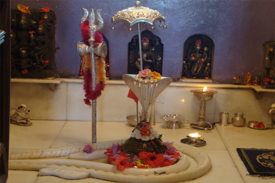 તમામ મંદિરોના શિવલિંગ ગર્ભગૃહમાં ગોળાકાર આધાર વચ્ચે રાખવામાં આવેલુ હોય છે. પ્રાચિન ઋષિ અને મુનિયો દ્વારા બ્રહ્માંડના વૈજ્ઞાનિક રહસ્યને સમજીને આ સત્યને પ્રગટ કરવા માટે વિવિધ રૂપથી આનું સ્પષ્ટીકરણ આપવામાં આવ્યું છે. તમામ મંદિરોના શિવલિંગ ગર્ભગૃહમાં ગોળાકાર આધાર વચ્ચે રાખવામાં આવેલુ હોય છે. પ્રાચિન ઋષિ અને મુનિયો દ્વારા બ્રહ્માંડના વૈજ્ઞાનિક રહસ્યને સમજીને આ સત્યને પ્રગટ કરવા માટે વિવિધ રૂપથી આનું સ્પષ્ટીકરણ આપવામાં આવ્યું છે.