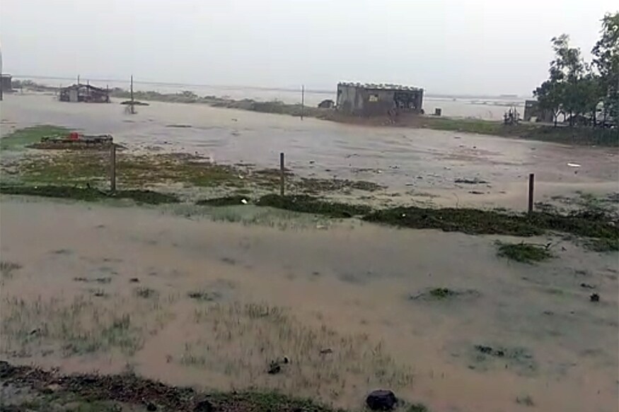વરસાદ સારો રહેવાથી ખેડૂતોને એટલે કે ગ્રામીણ વિસ્તારના લોકોને રાહત રહે છે, આપણા દેશમાં ગ્રામીણ વિસ્તારમાં રહેતા લોકોનું જીવન મોટાભાગે ખેતી આધારીત હોય છે, સારો પાક થાય તો તેમની આવકમાં વધારો થાય અને તેમની આવકમાં વધારો થાય તો, દેશની તમામ ઔદ્યોગિક ઈન્ડસ્ટ્રીઝને પણ તેનો લાભ મળી શકે છે. આ સિવાય દેશમાં પીવાના પાણીની સમસ્યા પણ નથી રહેતી. વરસાદ સારો રહેવાથી ખેડૂતોને એટલે કે ગ્રામીણ વિસ્તારના લોકોને રાહત રહે છે, આપણા દેશમાં ગ્રામીણ વિસ્તારમાં રહેતા લોકોનું જીવન મોટાભાગે ખેતી આધારીત હોય છે, સારો પાક થાય તો તેમની આવકમાં વધારો થાય અને તેમની આવકમાં વધારો થાય તો, દેશની તમામ ઔદ્યોગિક ઈન્ડસ્ટ્રીઝને પણ તેનો લાભ મળી શકે છે. આ સિવાય દેશમાં પીવાના પાણીની સમસ્યા પણ નથી રહેતી.