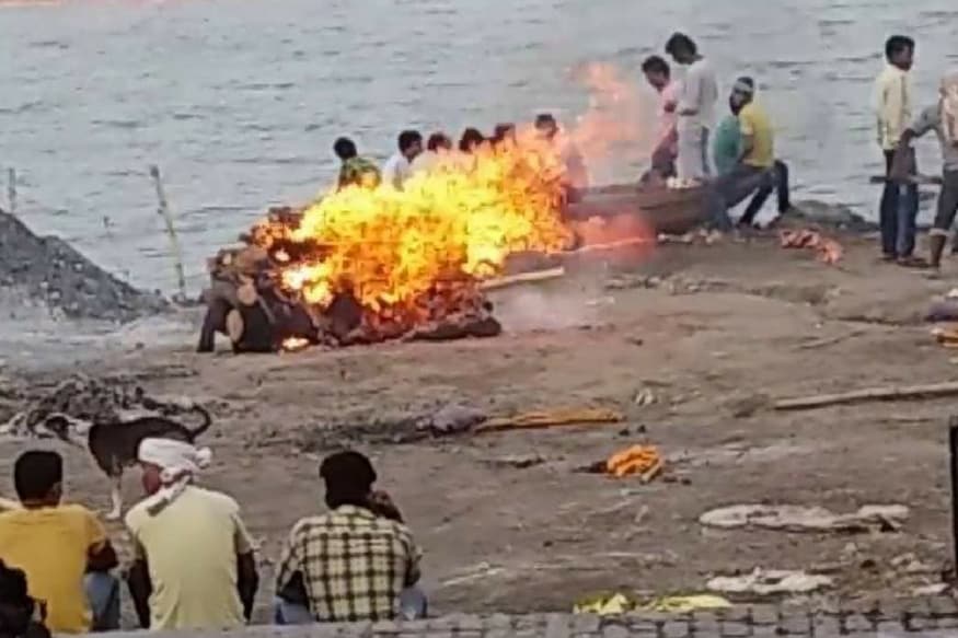 હિંદૂ ધર્મમાં મહિલાઓ માટે નિયમ ઘણા સખત છે. હજારો વર્ષથી ચાલી આવતી પરંપરા અનુસાર મહિલાઓને અંતિમ સંસ્કારમાં જવાનો અધિકાર નથી. સદીઓથી આ પરંપરા ચાલી આવે છે, તો લોકો આજે પણ મહિલાઓને અંતિમ સંસ્કારમાં શામેલ નથી થવા દેતા. આની પાછળ કેટલાક કારણ પણ જણાવવામાં આવ્યા છે. હિંદૂ ધર્મમાં મહિલાઓ માટે નિયમ ઘણા સખત છે. હજારો વર્ષથી ચાલી આવતી પરંપરા અનુસાર મહિલાઓને અંતિમ સંસ્કારમાં જવાનો અધિકાર નથી. સદીઓથી આ પરંપરા ચાલી આવે છે, તો લોકો આજે પણ મહિલાઓને અંતિમ સંસ્કારમાં શામેલ નથી થવા દેતા. આની પાછળ કેટલાક કારણ પણ જણાવવામાં આવ્યા છે.