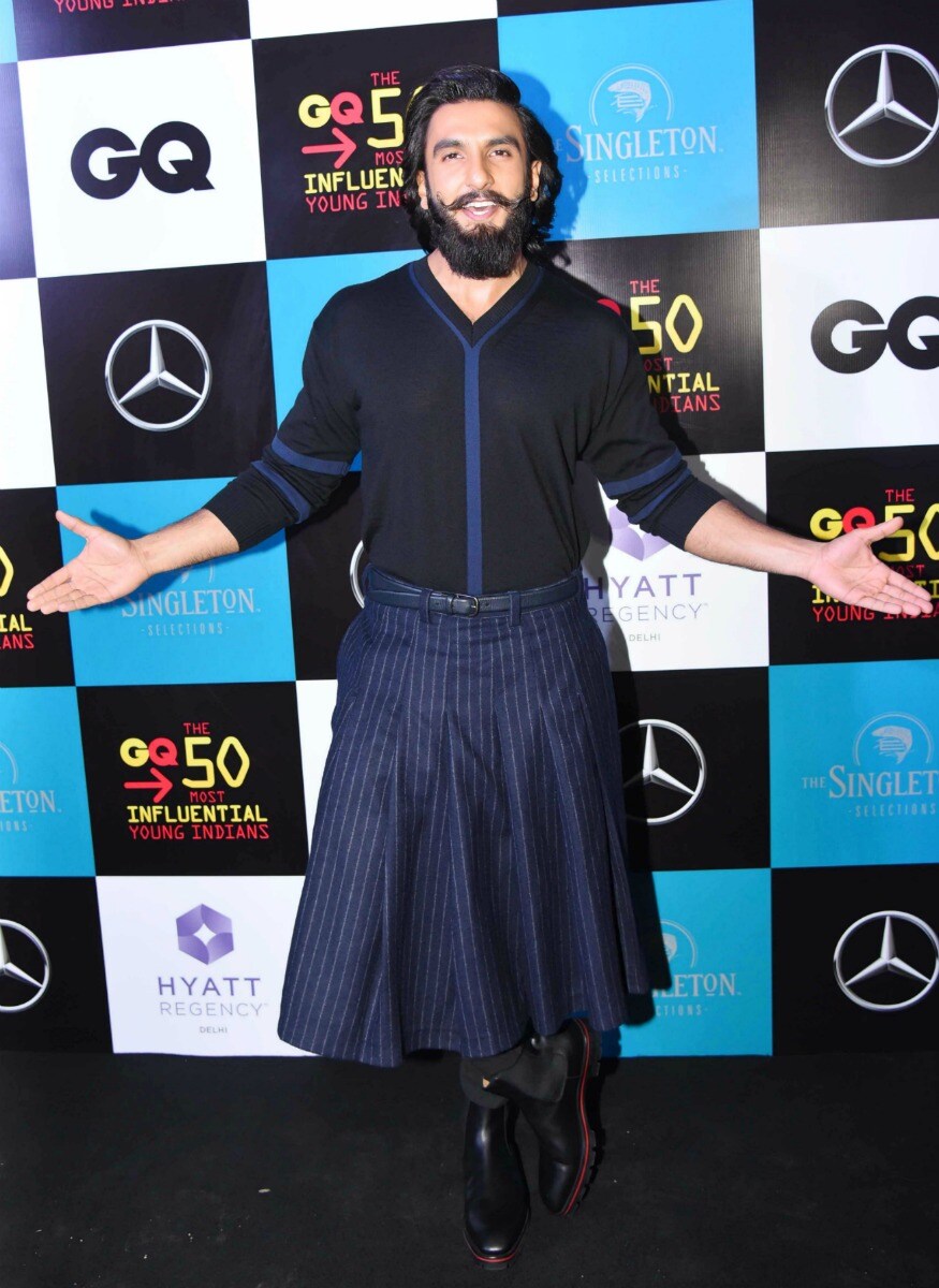 GQ India's 'The 50 Most Influential Young Indians of 2017’માં વિજેન્દ્ર ભારદ્વાજનાં ડિઝાઇનર આઉટફિટમાં રણવીર (Image: Yogen Shah) GQ India's 'The 50 Most Influential Young Indians of 2017’માં વિજેન્દ્ર ભારદ્વાજનાં ડિઝાઇનર આઉટફિટમાં રણવીર (Image: Yogen Shah)