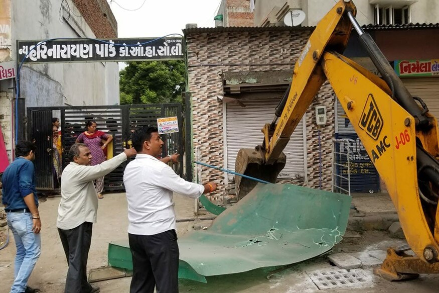 શહેરના રસ્તાઓ પર અને નો પાર્કિંગ ઝોનમાં આડેધડ પાર્કિંગ અંગે ટ્રાફિક પોલીસે લાલ આંખ કર્યા બાદ હવે અમદાવાદ મ્યુનિસિપલ કોર્પોરેશનના એસ્ટેટ વિભાગે દબાણ હટાવ ઝુંબેશ શરૂ કરી છે. જે અતંર્ગત જાહેર રોડ, રસ્તાઓ અને પાર્કિંગની જગ્યાએ પર કરેલા દબાણો દૂર કરવામાં આવી રહ્યા છે. બુધવારે કોર્પોરેશને લો ગાર્ડન ખાતે આવેલી ખૂબ જ પ્રસિદ્ધ ખાઉગલી પર બુલડોઝર ફેરવી દીધું હતું. ગુરુવારે પણ આ કાર્યવાહી ચાલુ રહી છે. શહેરના રસ્તાઓ પર અને નો પાર્કિંગ ઝોનમાં આડેધડ પાર્કિંગ અંગે ટ્રાફિક પોલીસે લાલ આંખ કર્યા બાદ હવે અમદાવાદ મ્યુનિસિપલ કોર્પોરેશનના એસ્ટેટ વિભાગે દબાણ હટાવ ઝુંબેશ શરૂ કરી છે. જે અતંર્ગત જાહેર રોડ, રસ્તાઓ અને પાર્કિંગની જગ્યાએ પર કરેલા દબાણો દૂર કરવામાં આવી રહ્યા છે. બુધવારે કોર્પોરેશને લો ગાર્ડન ખાતે આવેલી ખૂબ જ પ્રસિદ્ધ ખાઉગલી પર બુલડોઝર ફેરવી દીધું હતું. ગુરુવારે પણ આ કાર્યવાહી ચાલુ રહી છે.