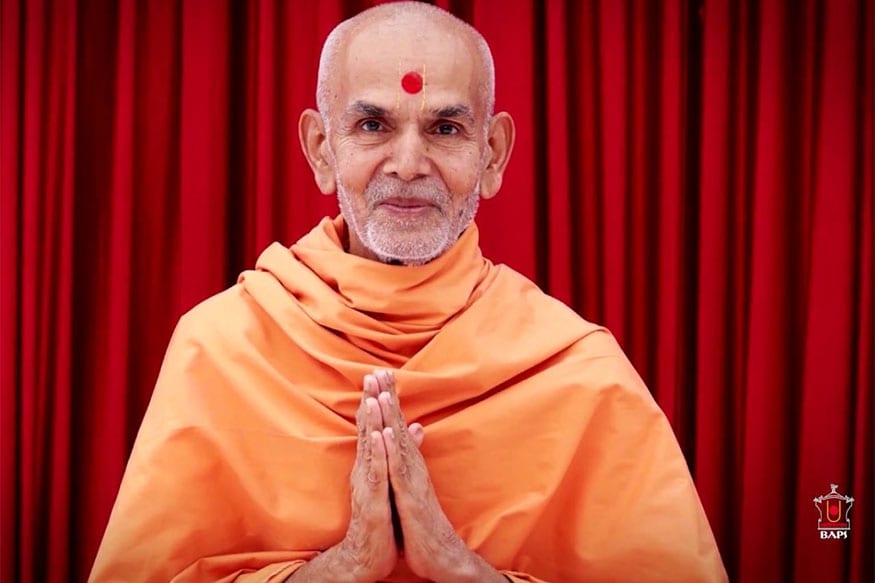 આ વાત પૂજા કરી રહેલા મહંત સ્વામીના કાને પડતા તેમણે એક હરિભક્ત સાથે એક કંઠી અને પ્રસાદીનું પાણી મોકલ્યું હતું. મહિલાને પાણી અને કંઠી આપતા જ તે કંઈ બન્યું ન હોય તે રીતે ફરીથી ભજન-કિર્તન કરવા લાગી હતી અને એકદમ શાંત થઈ ગઈ હતી. આ સમય દરમિયાન હાજર હરિભક્તોએ મહંત સ્વામીનો જયજયકાર બોલાવ્યો હતો. (તસવીરઃ મહંત સ્વામી) આ વાત પૂજા કરી રહેલા મહંત સ્વામીના કાને પડતા તેમણે એક હરિભક્ત સાથે એક કંઠી અને પ્રસાદીનું પાણી મોકલ્યું હતું. મહિલાને પાણી અને કંઠી આપતા જ તે કંઈ બન્યું ન હોય તે રીતે ફરીથી ભજન-કિર્તન કરવા લાગી હતી અને એકદમ શાંત થઈ ગઈ હતી. આ સમય દરમિયાન હાજર હરિભક્તોએ મહંત સ્વામીનો જયજયકાર બોલાવ્યો હતો. (તસવીરઃ મહંત સ્વામી)