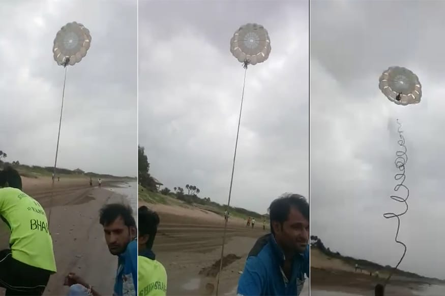 નોંધનીય છે કે તહેવાર અને રજાઓની સિઝનમાં દીવમાં દેશભરમાંથી લોકો ફરવા માટે આવતા હોય છે. અહીં બીચ પર નાવાની મજાની સાથે સાથે લોકો વિવિધ એક્ટિવિટીમાં પણ ભાગ લેતા હોય છે. જેમાં બોટિંગ, પેરાસેઇલિંગ જેવો એક્ટિવિટીનો સમાવેશ થાય છે. નોંધનીય છે કે તહેવાર અને રજાઓની સિઝનમાં દીવમાં દેશભરમાંથી લોકો ફરવા માટે આવતા હોય છે. અહીં બીચ પર નાવાની મજાની સાથે સાથે લોકો વિવિધ એક્ટિવિટીમાં પણ ભાગ લેતા હોય છે. જેમાં બોટિંગ, પેરાસેઇલિંગ જેવો એક્ટિવિટીનો સમાવેશ થાય છે.