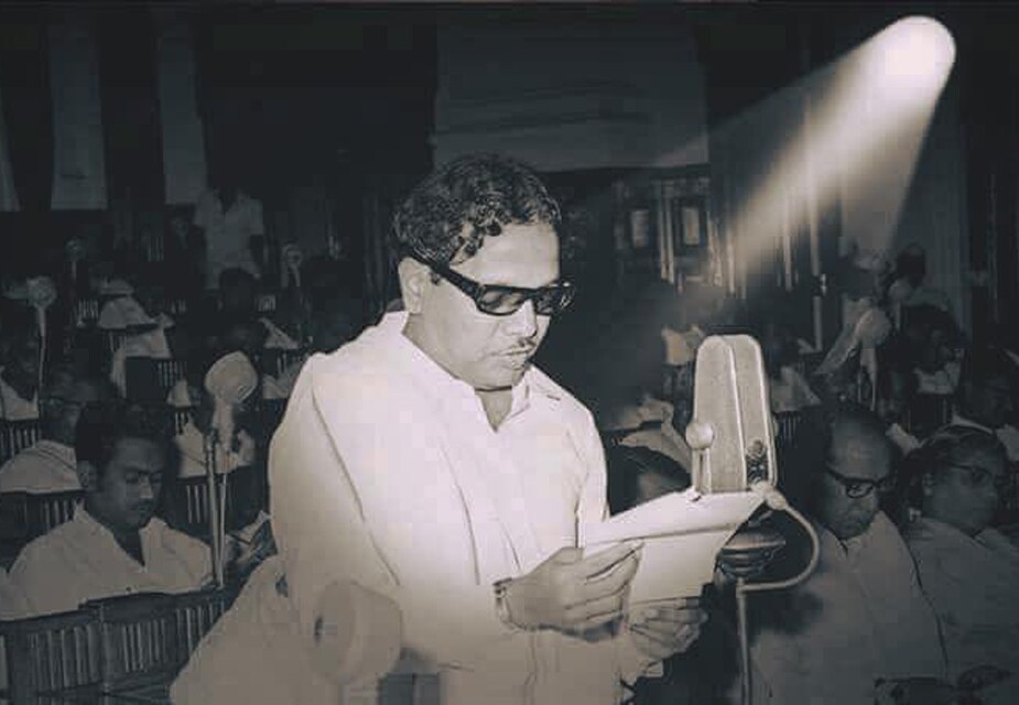 પ્રથમ વખત કરુણાનિધિએ 1969માં મુખ્યમંત્રી પદના શપથ લીધા હતા. આ વર્ષે ડીએમકેના સંસ્થાપક સીએન અન્નાદુરાઈના મોત પછી કરુણાનિધિના હાથમાં જ પાર્ટીની કમાન રહી હતી.(image credit: Facebook@Kalaignar89) પ્રથમ વખત કરુણાનિધિએ 1969માં મુખ્યમંત્રી પદના શપથ લીધા હતા. આ વર્ષે ડીએમકેના સંસ્થાપક સીએન અન્નાદુરાઈના મોત પછી કરુણાનિધિના હાથમાં જ પાર્ટીની કમાન રહી હતી.(image credit: Facebook@Kalaignar89)