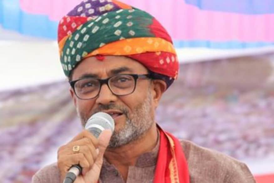 ભાદરના ગંદા પાણી મુદ્દે લલિત વસોયા લડી રહ્યા છે લડત: ભાદરમાં ઠાલવવામાં આવતા કેમિકલયુક્ત ગંદા પાણી બાબતે ધોરાજીના ધારાસભ્ય લલિત વસોયા છેલ્લા ઘણા દિવસોથી લડત લડી રહ્યા છે. ડેમની આસપાસમાં આવેલા કારખાનાઓનું ગંદુ પાણી ડેમમાં ઠાલવવામાં આવતું હોવાથી ડેમનું પાણી અશુદ્ધ થઈ રહ્યું છે. આ મામલે તેમણે આંદોલનો પણ કર્યા હતા. જોકે, તંત્ર તરફથી કોઈ ધ્યાન આપવામાં ન આવતા તેમણે શનિવારે જળસમાધિ લેવાનો નિર્ણય કર્યો છે. આ મામલે હાર્દિક પટેલે પણ લલિત વસોયાને સમર્થન આપ્યું છે. ભાદરના ગંદા પાણી મુદ્દે લલિત વસોયા લડી રહ્યા છે લડત: ભાદરમાં ઠાલવવામાં આવતા કેમિકલયુક્ત ગંદા પાણી બાબતે ધોરાજીના ધારાસભ્ય લલિત વસોયા છેલ્લા ઘણા દિવસોથી લડત લડી રહ્યા છે. ડેમની આસપાસમાં આવેલા કારખાનાઓનું ગંદુ પાણી ડેમમાં ઠાલવવામાં આવતું હોવાથી ડેમનું પાણી અશુદ્ધ થઈ રહ્યું છે. આ મામલે તેમણે આંદોલનો પણ કર્યા હતા. જોકે, તંત્ર તરફથી કોઈ ધ્યાન આપવામાં ન આવતા તેમણે શનિવારે જળસમાધિ લેવાનો નિર્ણય કર્યો છે. આ મામલે હાર્દિક પટેલે પણ લલિત વસોયાને સમર્થન આપ્યું છે.