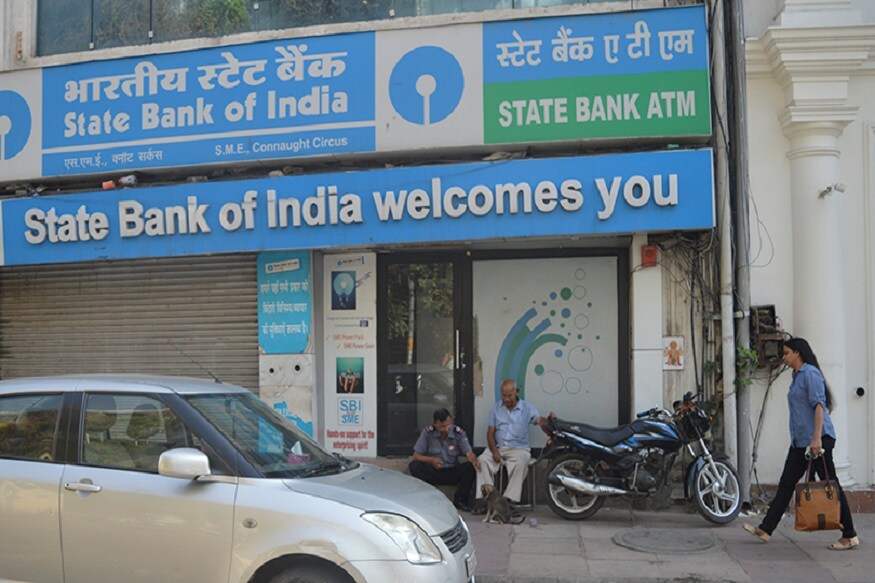 જો તમારી SBI બેંકમાં સેવિંગ એકાઉન્ટ હોય તો, આ સમાચાર જાણવા તમારા માટે જરૂરૂ છે. SBIએ સેવિંગ એકાઉન્ટ માટે એક મિનિમમ મંથલી એવરેજ બેલેન્સનો નિયમ નક્કી કરેલો છે. જો ગ્રાહક આ બેલેન્સને સરભર ન રાખે તો બેંક ગ્રાહક પાસેથી દંડ વસુલે છે. થોડા સમય પહેલા સમાચાર આવ્યા હતા કે, SBIએ મિનિમમ બેલેન્સ મેંટેન ન કરી શકનારા પાસેથી ચાર્જના નામે 5000 કરોડ વસુલ કર્યા. આ રીતે SBIએ ક્લેરિફિકેશન આપતા કહ્યું કે, આ ચાર્જ તેણે 40 ટકા સુધી ઓછો કરી દીધો છે, અને તેમનો ચાર્જ બેંક ઈન્ડસ્ટ્રીઝમાં સૌથી ઓછો છે. જો તમારી SBI બેંકમાં સેવિંગ એકાઉન્ટ હોય તો, આ સમાચાર જાણવા તમારા માટે જરૂરૂ છે. SBIએ સેવિંગ એકાઉન્ટ માટે એક મિનિમમ મંથલી એવરેજ બેલેન્સનો નિયમ નક્કી કરેલો છે. જો ગ્રાહક આ બેલેન્સને સરભર ન રાખે તો બેંક ગ્રાહક પાસેથી દંડ વસુલે છે. થોડા સમય પહેલા સમાચાર આવ્યા હતા કે, SBIએ મિનિમમ બેલેન્સ મેંટેન ન કરી શકનારા પાસેથી ચાર્જના નામે 5000 કરોડ વસુલ કર્યા. આ રીતે SBIએ ક્લેરિફિકેશન આપતા કહ્યું કે, આ ચાર્જ તેણે 40 ટકા સુધી ઓછો કરી દીધો છે, અને તેમનો ચાર્જ બેંક ઈન્ડસ્ટ્રીઝમાં સૌથી ઓછો છે.