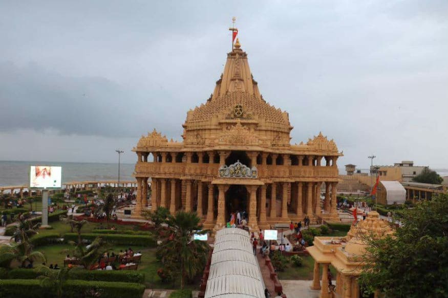 પ્રાપ્ત માહિતી અનુસાર, વિજયભાઇ રૂપાણીએ ભારતના કરોડો લોકોના શ્રદ્ધા-આસ્થાના કેન્દ્ર અને દ્વાદશ જ્યોતિર્લિંગમાં પ્રથમ એવા સોમનાથ દાદાની શ્રાવણ માસના ત્રીજા સોમવારે ભક્તિભાવપૂર્વક પૂજા-અર્ચના કરી ધન્યતા અનુભવી હતી. દર વર્ષે શ્રાવણમાસમાં નિયમિતપણે સોમનાથ દાદાના દર્શન-પૂજન માટે આવતા સીએમ રૂપાણીએ સહપરિવાર સાથે સોમનાથ દાદાને શ્રદ્ધાપૂર્વક ધ્વજારોહણ કરી પાલખી યાત્રાનો પણ લાભ લીધો હતો. પ્રાપ્ત માહિતી અનુસાર, વિજયભાઇ રૂપાણીએ ભારતના કરોડો લોકોના શ્રદ્ધા-આસ્થાના કેન્દ્ર અને દ્વાદશ જ્યોતિર્લિંગમાં પ્રથમ એવા સોમનાથ દાદાની શ્રાવણ માસના ત્રીજા સોમવારે ભક્તિભાવપૂર્વક પૂજા-અર્ચના કરી ધન્યતા અનુભવી હતી. દર વર્ષે શ્રાવણમાસમાં નિયમિતપણે સોમનાથ દાદાના દર્શન-પૂજન માટે આવતા સીએમ રૂપાણીએ સહપરિવાર સાથે સોમનાથ દાદાને શ્રદ્ધાપૂર્વક ધ્વજારોહણ કરી પાલખી યાત્રાનો પણ લાભ લીધો હતો.