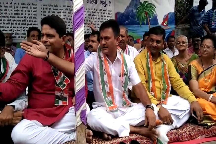 ઉલ્લેખનીય છે કે, અત્યારે ‘મગફળી કાંડ’ સંદર્ભે ગુજરાતમાં કોંગ્રેસ પક્ષ દ્વારા ધરણા કાર્યક્રમો અપાઇ રહ્યા છે. જ્યાં જ્યાં મગફળી બળીને ખાખ થઇ છે એ સ્થળો ઉપર વિપક્ષ નેતા પરેશ ધાનાણી ધરણા કરી રહ્યા છે. પરેશ ધાનાણી રવિવારે જામનગરના હાપામાં આવેલા સેન્ટ્રલ વેરહાઉસ નિગમની બહાર ઉપવાસ પર બેઠા છે. અહીં 19 એપ્રિલના રોજ 700 ગુણી મગફળી બળીને ખાખ થઇ ગઈ હતી. જોકે, એફઆઇઆર બાદ પણ હજી સુધી કોઇની ધરપકડ કરવામાં આવી નથી. ઉપવાસ પર બેઠેલા પરેશ ધાનાણીએ જણાવ્યું હતું કે, 4000 હજાર કરોડનું મગફળી કાંડ જનતા સમક્ષ આવ્યું છે ત્યારે કેટલાક સવાલો ઊભા થાય છે. કે, મગફળીકાંડમાં કયા મોટા માથાઓ સંડોવાયેલા છે એ અંગે જવાબ આપતા સરકાર આજ દિવસ સુધી શું કામ ડરી રહી છે. ઉલ્લેખનીય છે કે, અત્યારે ‘મગફળી કાંડ’ સંદર્ભે ગુજરાતમાં કોંગ્રેસ પક્ષ દ્વારા ધરણા કાર્યક્રમો અપાઇ રહ્યા છે. જ્યાં જ્યાં મગફળી બળીને ખાખ થઇ છે એ સ્થળો ઉપર વિપક્ષ નેતા પરેશ ધાનાણી ધરણા કરી રહ્યા છે. પરેશ ધાનાણી રવિવારે જામનગરના હાપામાં આવેલા સેન્ટ્રલ વેરહાઉસ નિગમની બહાર ઉપવાસ પર બેઠા છે. અહીં 19 એપ્રિલના રોજ 700 ગુણી મગફળી બળીને ખાખ થઇ ગઈ હતી. જોકે, એફઆઇઆર બાદ પણ હજી સુધી કોઇની ધરપકડ કરવામાં આવી નથી. ઉપવાસ પર બેઠેલા પરેશ ધાનાણીએ જણાવ્યું હતું કે, 4000 હજાર કરોડનું મગફળી કાંડ જનતા સમક્ષ આવ્યું છે ત્યારે કેટલાક સવાલો ઊભા થાય છે. કે, મગફળીકાંડમાં કયા મોટા માથાઓ સંડોવાયેલા છે એ અંગે જવાબ આપતા સરકાર આજ દિવસ સુધી શું કામ ડરી રહી છે.