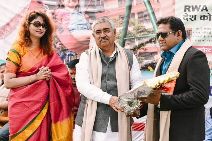 કદાચ એ પણ કારણ હોય કે રવિવારે થયેલી ઘટનાના પહેલા આજ શલ્ટર હોમમાંથી ચાર યુવતીઓએ ભાગવાની કોશિશ કરી હતી તો મામલાને નવો વળાંક આપીને એક શખ્સને પકડાવી દીધો. પરંતુ યુવતીના મોત બાદ શલ્ટર હોમ ચલાવનારા એનજીઓના ખજાનચી મનિષા દયાલની પણ ધરપકડ કરવામાં આવી છે. કદાચ એ પણ કારણ હોય કે રવિવારે થયેલી ઘટનાના પહેલા આજ શલ્ટર હોમમાંથી ચાર યુવતીઓએ ભાગવાની કોશિશ કરી હતી તો મામલાને નવો વળાંક આપીને એક શખ્સને પકડાવી દીધો. પરંતુ યુવતીના મોત બાદ શલ્ટર હોમ ચલાવનારા એનજીઓના ખજાનચી મનિષા દયાલની પણ ધરપકડ કરવામાં આવી છે.