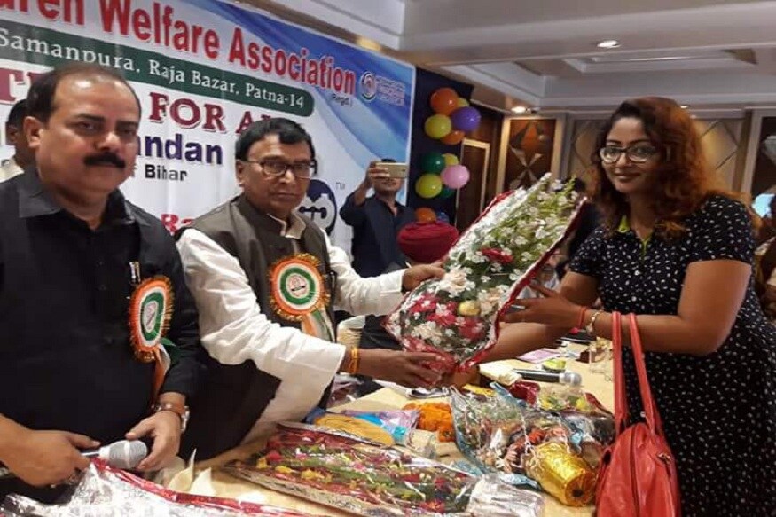 પટનાના શલ્ટ હોમમાં બે યુવતીઓના મોતથી બિહારમાં રાજકીય ગરમાવો આવ્યો છે. આ ઘટનાથી એકવાર ફરીથી એનજીઓ સંચાલકોના રાજકીય કનેક્શન સામે આવ્યા છે. પટનાના જે શેલ્ટર હોમમાં બે યુવતીઓના મોત થયા છે. તેની ખજાનચી મનિષા દયાલનું રાજકીય અને પોલીસ કનેક્શન ખુબ જ મજબૂત છે. તે પટનાની હાઇ પ્રોફાઇલ પાર્ટીઓનો ચર્ચીત ચહેરો છે. રાજકીય નેતાઓ સાથે તેમના સારા સંબંધો છે. (અમરેન્દ્ર કુમાર, બિહાર) પટનાના શલ્ટ હોમમાં બે યુવતીઓના મોતથી બિહારમાં રાજકીય ગરમાવો આવ્યો છે. આ ઘટનાથી એકવાર ફરીથી એનજીઓ સંચાલકોના રાજકીય કનેક્શન સામે આવ્યા છે. પટનાના જે શેલ્ટર હોમમાં બે યુવતીઓના મોત થયા છે. તેની ખજાનચી મનિષા દયાલનું રાજકીય અને પોલીસ કનેક્શન ખુબ જ મજબૂત છે. તે પટનાની હાઇ પ્રોફાઇલ પાર્ટીઓનો ચર્ચીત ચહેરો છે. રાજકીય નેતાઓ સાથે તેમના સારા સંબંધો છે. (અમરેન્દ્ર કુમાર, બિહાર)