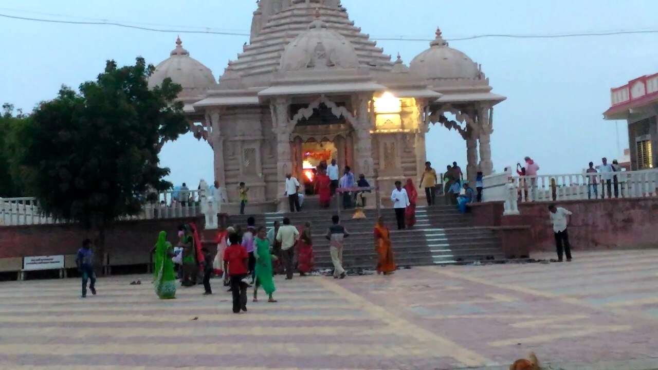 દર વર્ષ ચૈત્ર નોમના દિવસે અહીં મેળો ભરાય છે જેમાં હજારો યાત્રિકો નડેશ્વરી માતાના દર્શને ઉમટી પડે છે. નડાબેટ નજીક આવેલા બી.એસ.એફ.કેમ્પના જવાનો પણ શ્રધ્ધાથી માતાજીની પુજા-આરાધના કરે છે. કોઈ પૂજારી નહિ પણ દેશના જવાનો જ આરતી ઉતારતા હોય તેવું આ અલૌકીક સ્થાનક છે. દર વર્ષ ચૈત્ર નોમના દિવસે અહીં મેળો ભરાય છે જેમાં હજારો યાત્રિકો નડેશ્વરી માતાના દર્શને ઉમટી પડે છે. નડાબેટ નજીક આવેલા બી.એસ.એફ.કેમ્પના જવાનો પણ શ્રધ્ધાથી માતાજીની પુજા-આરાધના કરે છે. કોઈ પૂજારી નહિ પણ દેશના જવાનો જ આરતી ઉતારતા હોય તેવું આ અલૌકીક સ્થાનક છે.