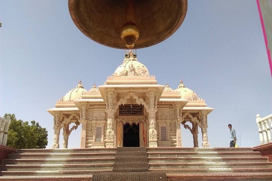 ટ્રસ્ટી, બાવાભાઈ ચૌધરી આ મંદિર અંગે જણાવે છે કે, 'ભારત પાકિસ્તાનનાં યુદ્ધ વખતે આપણા સૈન્યને માતાજીએ આશીર્વાદ આપતા વિજય થયો હતો. દુષ્કાળના સમયમાં સ્વામી સચિદાનનાદજીએ મુલાકાત લીધી અને ત્યાર બાદ અહીંનો વિકાસ થતો રહ્યો છે. ટ્રસ્ટી, બાવાભાઈ ચૌધરી આ મંદિર અંગે જણાવે છે કે, 'ભારત પાકિસ્તાનનાં યુદ્ધ વખતે આપણા સૈન્યને માતાજીએ આશીર્વાદ આપતા વિજય થયો હતો. દુષ્કાળના સમયમાં સ્વામી સચિદાનનાદજીએ મુલાકાત લીધી અને ત્યાર બાદ અહીંનો વિકાસ થતો રહ્યો છે.