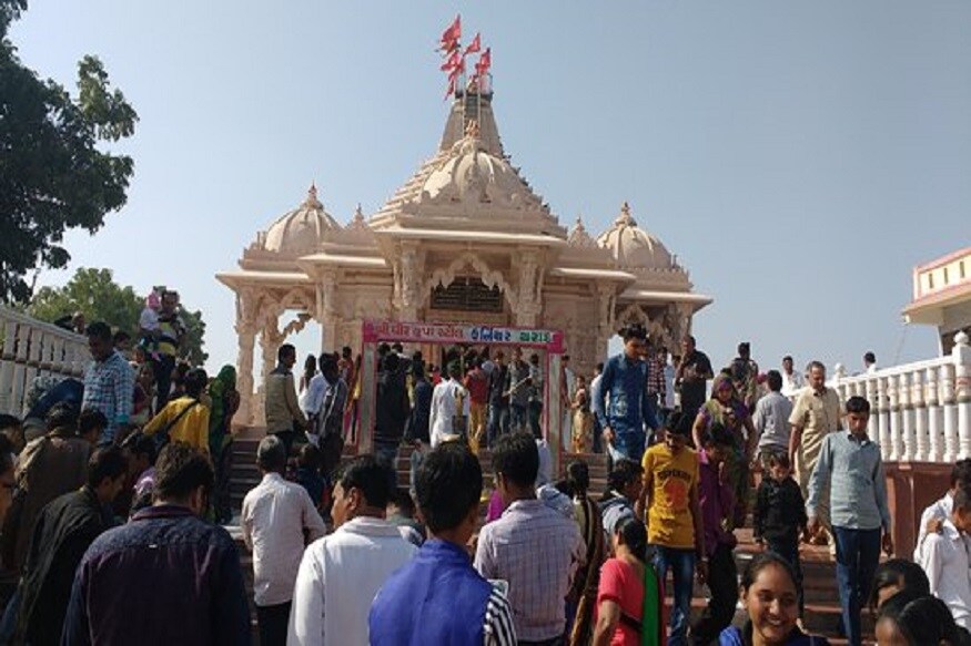 હાલ ભલે આ અફાટ રણ હોય પણ આઝાદી પહેલાં નડાબેટની ખુબજ જાહોજલાલી હતી. પુષ્કળ ખડીધાસ થતું. જાગીરદારો તથા માલધારીઓ અહીં રહેતા. કુદરતી ઝરણાં વહેતા હતા. દુષ્કાળના વખતમાં લોકો સિંધ પ્રદેશ તરફ મજુરી માટે જતા ત્યારે નડેશ્વરી માતાને વંદન કરીને પ્રસાદી ચડાવીને જતાં. હાલમાં નડેશ્વરી માતાજીના મંદિરની બાજુએ ગૌશાળા પણ આવેલ છે. અહીં બી.એસ.એફ.નો કેમ્પ ઉપરાંત બોર્ડર આઉટ પોસ્ટ ચોકી પણ છે. જ્યાં તાજેતરમાં જ સરકાર દ્વારા સીમા દર્શન માટે વિશેષ વ્યવસ્થા કરેલી છે. હાલ ભલે આ અફાટ રણ હોય પણ આઝાદી પહેલાં નડાબેટની ખુબજ જાહોજલાલી હતી. પુષ્કળ ખડીધાસ થતું. જાગીરદારો તથા માલધારીઓ અહીં રહેતા. કુદરતી ઝરણાં વહેતા હતા. દુષ્કાળના વખતમાં લોકો સિંધ પ્રદેશ તરફ મજુરી માટે જતા ત્યારે નડેશ્વરી માતાને વંદન કરીને પ્રસાદી ચડાવીને જતાં. હાલમાં નડેશ્વરી માતાજીના મંદિરની બાજુએ ગૌશાળા પણ આવેલ છે. અહીં બી.એસ.એફ.નો કેમ્પ ઉપરાંત બોર્ડર આઉટ પોસ્ટ ચોકી પણ છે. જ્યાં તાજેતરમાં જ સરકાર દ્વારા સીમા દર્શન માટે વિશેષ વ્યવસ્થા કરેલી છે.