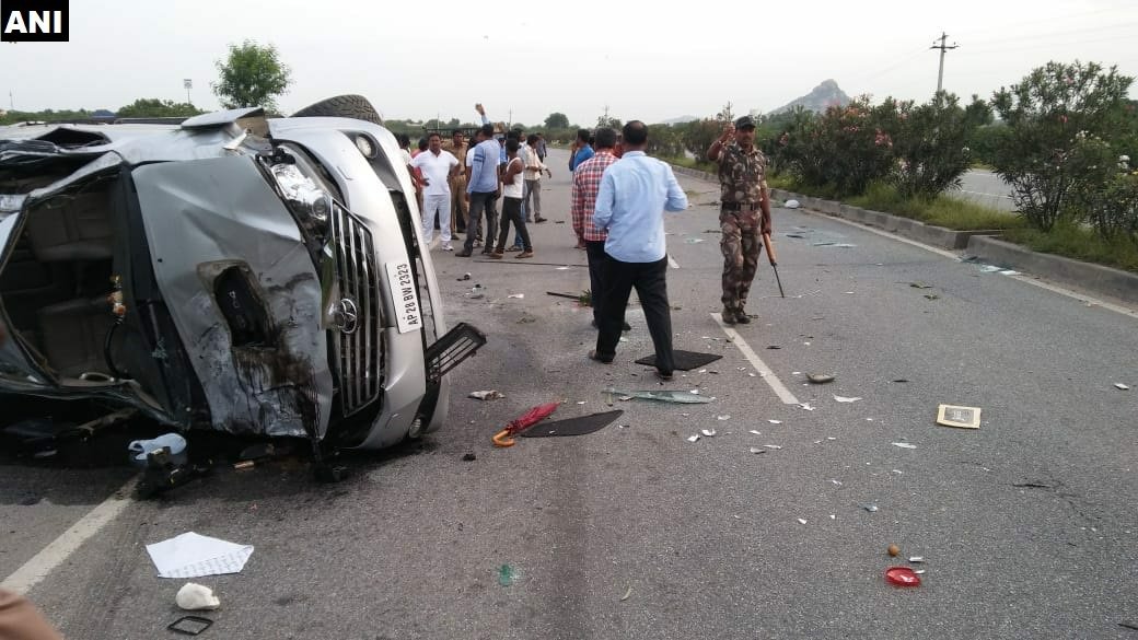 નંદમુરી હરિકૃષ્ણ ટીડીપી સંસ્થાપક એનટી રામા રાવના પુત્ર છે. તેમણે હૈદરાબાદની કોમિનેની હોસ્પિટલમાં છેલ્લો શ્વાસ લીધો હતો. નંદમુરી હરિકૃષ્ણ ટીડીપી સંસ્થાપક એનટી રામા રાવના પુત્ર છે. તેમણે હૈદરાબાદની કોમિનેની હોસ્પિટલમાં છેલ્લો શ્વાસ લીધો હતો.