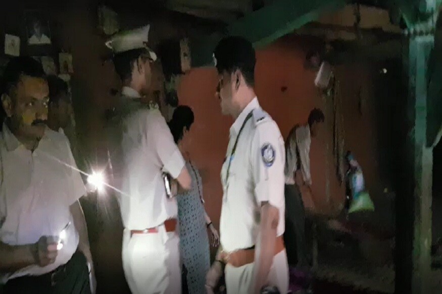પંચમહાલ જિલ્લાના દલવાડા વિસ્તારમાં ધાડપાડુઓની એક ટૂકડી ત્રાટકી હતી. આ ટૂકડીએ ચાર જેટલા મકાનોમાં ધાડ પાડી હી. મકાનમાં રહેતા લોકોને બંધક બનાવીને સોના-ચાંદીના દાગીનાની લૂંટ ચલાવીને ફરાર થઇ ગયા હતા. લૂંટારુઓએ રહિશોને માર માર્યો હોવાની માહિતી મળી રહી છે. ઘટનાની જાણ થતાં પંચમહાલ એસપી સહિતનો પોલીસ કાફલો ઘટના સ્થળે પહોંચ્યો હતો અને આગળની તપાસ હાથધરી હતી. બીજી તરફ નાનકડા ગામમાં ધાડપાડુઓ ત્રાટક્યાની જાણ થતાં જ આજુ બાજુના વિસ્તારોમાં ભયનો માહોલ સર્જાયો હતો. (હર્ષદ મહેરા, પંચમહાલ) પંચમહાલ જિલ્લાના દલવાડા વિસ્તારમાં ધાડપાડુઓની એક ટૂકડી ત્રાટકી હતી. આ ટૂકડીએ ચાર જેટલા મકાનોમાં ધાડ પાડી હી. મકાનમાં રહેતા લોકોને બંધક બનાવીને સોના-ચાંદીના દાગીનાની લૂંટ ચલાવીને ફરાર થઇ ગયા હતા. લૂંટારુઓએ રહિશોને માર માર્યો હોવાની માહિતી મળી રહી છે. ઘટનાની જાણ થતાં પંચમહાલ એસપી સહિતનો પોલીસ કાફલો ઘટના સ્થળે પહોંચ્યો હતો અને આગળની તપાસ હાથધરી હતી. બીજી તરફ નાનકડા ગામમાં ધાડપાડુઓ ત્રાટક્યાની જાણ થતાં જ આજુ બાજુના વિસ્તારોમાં ભયનો માહોલ સર્જાયો હતો. (હર્ષદ મહેરા, પંચમહાલ)