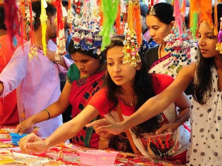 જથ્થાબંધ માર્કેટથી રાખડી ખરીદી પછી તેને વેચો - તમે તમારા એરિયાના જથ્થાબંધ માર્કેટમાંથી રાખડી બલ્કમાં ખરીદીને પણ વેચી શકો છો. જથ્થાબંધ માર્કેટમાં 100 રાખડી રાખડી પીસનું પેકેજ 150 રૂપિયામાં મળી જશે. રિટેલ માર્કેટમાં આજ રાખડી એક પીસના હિસાબે 10 થી 20 રૂપિયામાં વેચાય છે. જથ્થાબંધ માર્કેટની રાખડી રિટેલમાં વેચવા પર 40-50 ટકા પ્રોફિટ માર્જિન મળી જશે. તમે રક્ષાબંધન તહેવાર રમ્યાન રિટેલ માર્કેટમાં પણ પોતે રાખડી વેચી શકો છો. જથ્થાબંધ માર્કેટમાંથી ખરીદી રિટેલમાં રાખડી વેચનારા વેપારી શ્યામ શર્માએ જણાવ્યું કે, આવું કરી તેમણે ગત વર્ષે આ સિઝનમાં 25 હજાર કમાણી કરી હતી. તેમણે માત્ર 10 હજાર રૂપિયા ઈન્વેસ્ટ કર્યા હતા. જથ્થાબંધ માર્કેટથી રાખડી ખરીદી પછી તેને વેચો - તમે તમારા એરિયાના જથ્થાબંધ માર્કેટમાંથી રાખડી બલ્કમાં ખરીદીને પણ વેચી શકો છો. જથ્થાબંધ માર્કેટમાં 100 રાખડી રાખડી પીસનું પેકેજ 150 રૂપિયામાં મળી જશે. રિટેલ માર્કેટમાં આજ રાખડી એક પીસના હિસાબે 10 થી 20 રૂપિયામાં વેચાય છે. જથ્થાબંધ માર્કેટની રાખડી રિટેલમાં વેચવા પર 40-50 ટકા પ્રોફિટ માર્જિન મળી જશે. તમે રક્ષાબંધન તહેવાર રમ્યાન રિટેલ માર્કેટમાં પણ પોતે રાખડી વેચી શકો છો. જથ્થાબંધ માર્કેટમાંથી ખરીદી રિટેલમાં રાખડી વેચનારા વેપારી શ્યામ શર્માએ જણાવ્યું કે, આવું કરી તેમણે ગત વર્ષે આ સિઝનમાં 25 હજાર કમાણી કરી હતી. તેમણે માત્ર 10 હજાર રૂપિયા ઈન્વેસ્ટ કર્યા હતા.