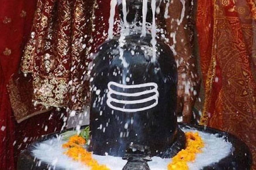 ધર્મ ડેસ્ક: શ્રાવણ મહિનામાં ભગવાન ભોલેનાથને અતિપ્રિય એવા બિલિ પત્ર, દુધ, જળ, ચોખા તમામ ચઢાવવું. તેનાંથી ભગવાન શિવ પ્રસન્ન થાય છે. ભગવાન શિવને માત્ર એક લોટો જળ ચઢાવવામાં આવે તેમાં તે ખુશ થઇ જાય છે. પણ એવી પાંચ વસ્તુઓ છે જે ભગવાન શિવને અર્પણ થતી નથી. કહેવાય છે કે ભોલેનાથને આ પાંચ ચીજ ચઢાવવામાં આવે તો તે દુર્ભાગ્ય નોતરે છે. ધર્મ ડેસ્ક: શ્રાવણ મહિનામાં ભગવાન ભોલેનાથને અતિપ્રિય એવા બિલિ પત્ર, દુધ, જળ, ચોખા તમામ ચઢાવવું. તેનાંથી ભગવાન શિવ પ્રસન્ન થાય છે. ભગવાન શિવને માત્ર એક લોટો જળ ચઢાવવામાં આવે તેમાં તે ખુશ થઇ જાય છે. પણ એવી પાંચ વસ્તુઓ છે જે ભગવાન શિવને અર્પણ થતી નથી. કહેવાય છે કે ભોલેનાથને આ પાંચ ચીજ ચઢાવવામાં આવે તો તે દુર્ભાગ્ય નોતરે છે.