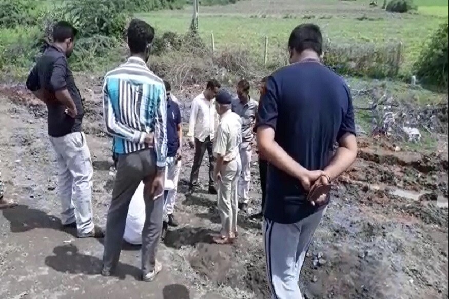 એક ગાડી ફસાઇ હતી જેને બહાર કાઢવા માટે ખોદકામ કર્યું હતું. ખોદકામ દરમિયાન અરબી ભાષાના લખાણવાળા સિક્કા મળી આવ્યા હતા. એક ગાડી ફસાઇ હતી જેને બહાર કાઢવા માટે ખોદકામ કર્યું હતું. ખોદકામ દરમિયાન અરબી ભાષાના લખાણવાળા સિક્કા મળી આવ્યા હતા.