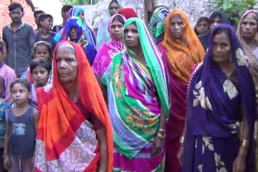 ઉત્તર પ્રદેશના પ્રતાપગઢ જિલ્લામાં આઝાદીના 70 વર્ષે પણ એક એવું ગામ અને પરા છે, જ્યા વિજળી પહોંચી શકી નથી. એવું પણ નથી કે લોકોએ વિજળી માટે કોશિષ પણ કરી નથી પરંતુ નેતાઓ અને જિલ્લા પ્રશાસની બેદરકારી આગલ બધુ જ બેકાર છે. પ્રતાપગઢ મુખ્યાલયથી માત્ર 3 કિલોમીટર દૂર આવેલ કદીપુરને જ લઈ લો. આની દલીત કસબામાં હાકિમના પુરવામાં વિજળી નથી. Photo: News 18 ઉત્તર પ્રદેશના પ્રતાપગઢ જિલ્લામાં આઝાદીના 70 વર્ષે પણ એક એવું ગામ અને પરા છે, જ્યા વિજળી પહોંચી શકી નથી. એવું પણ નથી કે લોકોએ વિજળી માટે કોશિષ પણ કરી નથી પરંતુ નેતાઓ અને જિલ્લા પ્રશાસની બેદરકારી આગલ બધુ જ બેકાર છે. પ્રતાપગઢ મુખ્યાલયથી માત્ર 3 કિલોમીટર દૂર આવેલ કદીપુરને જ લઈ લો. આની દલીત કસબામાં હાકિમના પુરવામાં વિજળી નથી. Photo: News 18