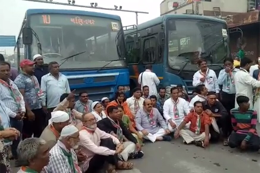 પેટ્રોલ-ડીઝલની કિંમતમાં થઈ રહેલા વધારાને પગલે કોંગ્રેસ તરપથી આપવામાં આવેલા બંધને પગલે શહેરમાં કોંગ્રેસ તરફથી અમુક પેટ્રોલપંપને પણ તાળાબંધી કરવામાં આવી હતી. ચાંદખેડામાં આવેલા તમામ પેટ્રોલ પંપ બંધ રહ્યા છે. તો પકવાન ચાર રસ્તા પર આવેલા પેટ્રોલ પંપ બંધ કોંગ્રેસે બંધ કરાવ્યા હતા. પેટ્રોલ-ડીઝલની કિંમતમાં થઈ રહેલા વધારાને પગલે કોંગ્રેસ તરપથી આપવામાં આવેલા બંધને પગલે શહેરમાં કોંગ્રેસ તરફથી અમુક પેટ્રોલપંપને પણ તાળાબંધી કરવામાં આવી હતી. ચાંદખેડામાં આવેલા તમામ પેટ્રોલ પંપ બંધ રહ્યા છે. તો પકવાન ચાર રસ્તા પર આવેલા પેટ્રોલ પંપ બંધ કોંગ્રેસે બંધ કરાવ્યા હતા.
