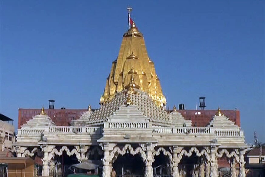 અંબાજીઃ યાત્રાધામ અંબાજી ખાતે આજે બુધવારથી ભાદરવી પૂનમના મેળાનો પ્રારંભ થઇ રહ્યો છે. આ મેળો 19મી સપ્ટેમ્બરથી 25મી સપ્ટેમ્બર સુધી સાત દિવસ ચાલશે. મેળામાં લોકો શાંતિથી અને કોઈ વિઘ્ન વગર મા અંબાના દર્શન કરી શકે તે માટે સાત દિવસ માટે દર્શન અને આરતીનાં સમયમાં ફેરફાર કરાયો છે. અંબાજીઃ યાત્રાધામ અંબાજી ખાતે આજે બુધવારથી ભાદરવી પૂનમના મેળાનો પ્રારંભ થઇ રહ્યો છે. આ મેળો 19મી સપ્ટેમ્બરથી 25મી સપ્ટેમ્બર સુધી સાત દિવસ ચાલશે. મેળામાં લોકો શાંતિથી અને કોઈ વિઘ્ન વગર મા અંબાના દર્શન કરી શકે તે માટે સાત દિવસ માટે દર્શન અને આરતીનાં સમયમાં ફેરફાર કરાયો છે.