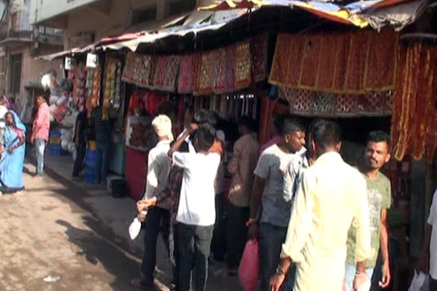 પ્લાસ્ટિક પર પ્રતિબંધના વિરોધમાં અંબાજીના બજારો છ દિવસ બાદ આજે ખુલ્યા છે. અંબાજીનો મેળો શરૂ થતાની સાથે જ બજારો ખુલી ગયા છે. આ મામલે વિરોધ કરી રહેલા નવ જેટલા વેપારીઓને પાલનપુર જેલમાં રાખવામાં આવ્યા છે. આ મામલે આજે કોર્ટમાં સુનાવણી હાથ ધરવામાં આવશે. પ્લાસ્ટિક પર પ્રતિબંધના વિરોધમાં અંબાજીના બજારો છ દિવસ બાદ આજે ખુલ્યા છે. અંબાજીનો મેળો શરૂ થતાની સાથે જ બજારો ખુલી ગયા છે. આ મામલે વિરોધ કરી રહેલા નવ જેટલા વેપારીઓને પાલનપુર જેલમાં રાખવામાં આવ્યા છે. આ મામલે આજે કોર્ટમાં સુનાવણી હાથ ધરવામાં આવશે.