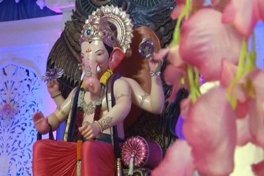 શહેરમાં બુધવારે સાંજે ગણપતિ યાત્રા દરમિયાન વીજ કરંટ લાગતા એક વ્યક્તિનું મોત થયું છે. અન્ય છ લોકોને સારવાર માટે હોસ્પિટલમાં ખસેડવામાં આવ્યા છે. શહેરમાં બુધવારે સાંજે અનેક જગ્યાએ ગણપતિ યાત્રાઓ નીકળી હતી ત્યારે આ બનાવ બનતા ભક્તજનોમાં દુઃખની લાગણી વ્યાપી હતી. (સ્ટોરીઃ પ્રજ્ઞેશ પટેલ, સુરત) શહેરમાં બુધવારે સાંજે ગણપતિ યાત્રા દરમિયાન વીજ કરંટ લાગતા એક વ્યક્તિનું મોત થયું છે. અન્ય છ લોકોને સારવાર માટે હોસ્પિટલમાં ખસેડવામાં આવ્યા છે. શહેરમાં બુધવારે સાંજે અનેક જગ્યાએ ગણપતિ યાત્રાઓ નીકળી હતી ત્યારે આ બનાવ બનતા ભક્તજનોમાં દુઃખની લાગણી વ્યાપી હતી. (સ્ટોરીઃ પ્રજ્ઞેશ પટેલ, સુરત)