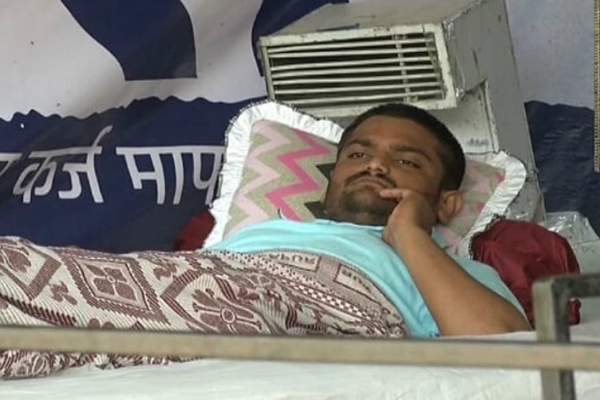 હાર્દિકનાં શરિરમાં શિરેએસિટોમિકનું પ્રમાણ વધતા છાતીમાં દુખાવ વધી રહ્યો છે આજે સવારે સોલા સિવિલ હોસ્પિટલની ટીમ આવીને તેનું મેડિકલ ચેકઅપ કરશે હાર્દિકનાં શરિરમાં શિરેએસિટોમિકનું પ્રમાણ વધતા છાતીમાં દુખાવ વધી રહ્યો છે આજે સવારે સોલા સિવિલ હોસ્પિટલની ટીમ આવીને તેનું મેડિકલ ચેકઅપ કરશે
