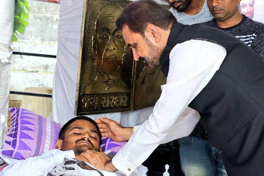 દિવસ-10: કોંગ્રેસના સીનિયર નેતા તેમજ બિહાર કોંગ્રેસના પ્રભારી શક્તિસિંહ ગોહિલ હાર્દિક પટેલને મળવા માટે ગ્રીનવૂડ રિસોર્ટ આવી પહોંચ્યા હતા. દિવસ-10: કોંગ્રેસના સીનિયર નેતા તેમજ બિહાર કોંગ્રેસના પ્રભારી શક્તિસિંહ ગોહિલ હાર્દિક પટેલને મળવા માટે ગ્રીનવૂડ રિસોર્ટ આવી પહોંચ્યા હતા.