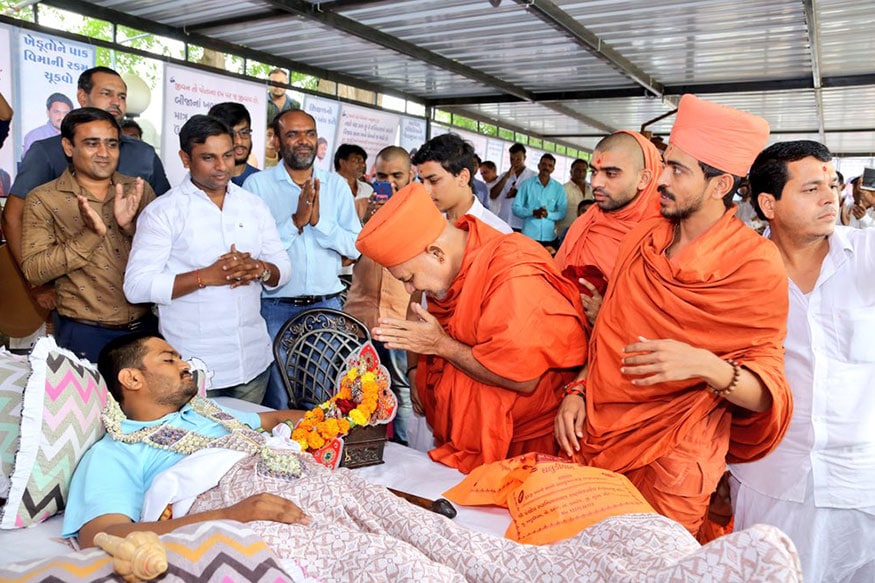 દિવસ-11: સુરતના કામરેજના સ્વામીનારાયણ મંદિરના મહંતોએ હાર્દિકની મુલાકાત લઈને તેના સારા સ્વાસ્થ્ય માટે આશીર્વાદ આપ્યા હતા. દિવસ-11: સુરતના કામરેજના સ્વામીનારાયણ મંદિરના મહંતોએ હાર્દિકની મુલાકાત લઈને તેના સારા સ્વાસ્થ્ય માટે આશીર્વાદ આપ્યા હતા.