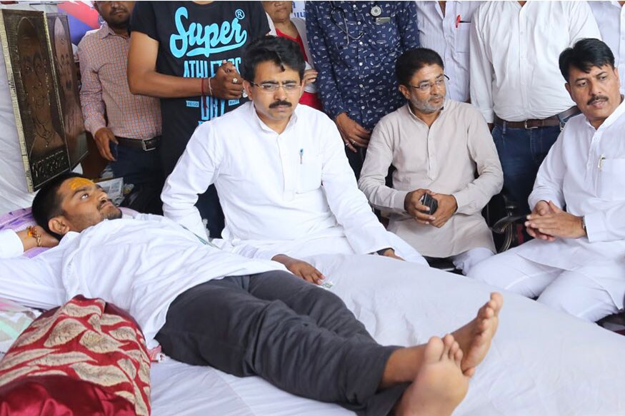 દિવસ-12: ગુજરાત કોંગ્રેસના પ્રભારી રાજીવ સાતવ, ગુજરાત કોંગ્રેસ પ્રમુખ અમિત ચાવડા તેમજ કોંગ્રેસના અન્ય નેતાઓ હાર્દિકને મળવા પહોંચ્યા. દિવસ-12: ગુજરાત કોંગ્રેસના પ્રભારી રાજીવ સાતવ, ગુજરાત કોંગ્રેસ પ્રમુખ અમિત ચાવડા તેમજ કોંગ્રેસના અન્ય નેતાઓ હાર્દિકને મળવા પહોંચ્યા.