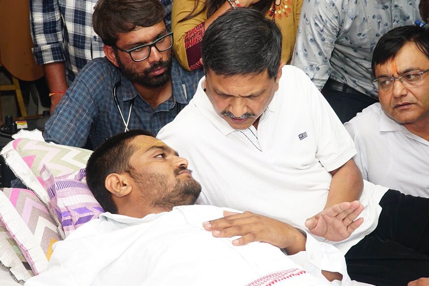 દિવસ-14: ઉપવાસના 14માં દિવસે ખોડલધામ સંસ્થાના પ્રમુખ નરેશ પટેલ રાજકોટથી ખાસ હાર્દિક પટેલની મુલાકાતે આવી પહોંચ્યા. નરેશ પટેલે હાર્દિક પટેલને ઉપવાસ છોડી દેવા સમજાવ્યા હતો. દિવસ-14: ઉપવાસના 14માં દિવસે ખોડલધામ સંસ્થાના પ્રમુખ નરેશ પટેલ રાજકોટથી ખાસ હાર્દિક પટેલની મુલાકાતે આવી પહોંચ્યા. નરેશ પટેલે હાર્દિક પટેલને ઉપવાસ છોડી દેવા સમજાવ્યા હતો.