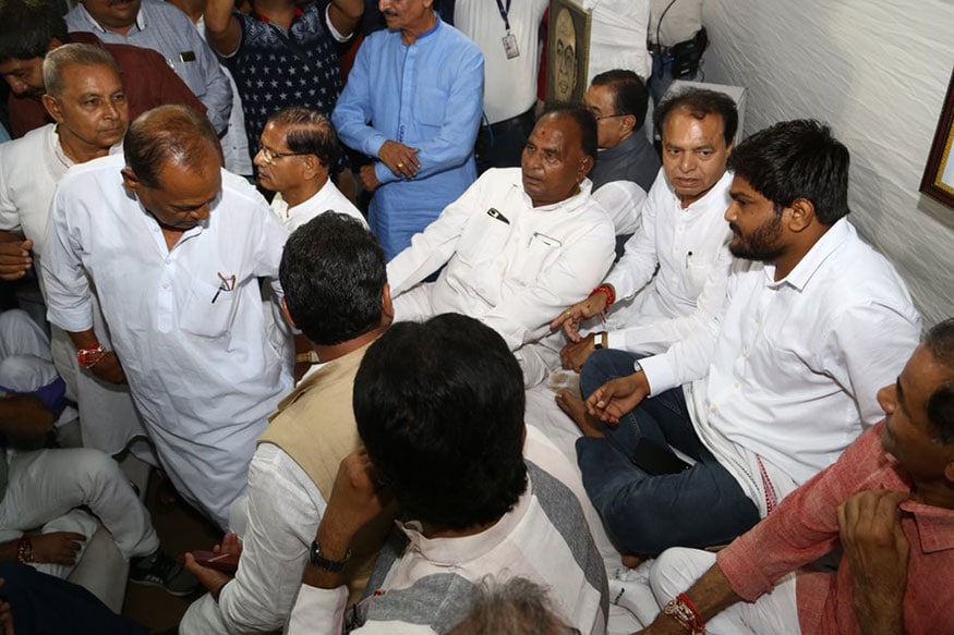 દિવસ-3: કોંગ્રેસે હાર્દિક પટેલના આંદોલનને સમર્થન જાહેર કર્યું, ત્રણ જેટલા કોંગ્રેસના ધારાસભ્યો હાર્દિકને મળવા માટે તેના ઘરે આવી પહોંચ્યા. દિવસ-3: કોંગ્રેસે હાર્દિક પટેલના આંદોલનને સમર્થન જાહેર કર્યું, ત્રણ જેટલા કોંગ્રેસના ધારાસભ્યો હાર્દિકને મળવા માટે તેના ઘરે આવી પહોંચ્યા.