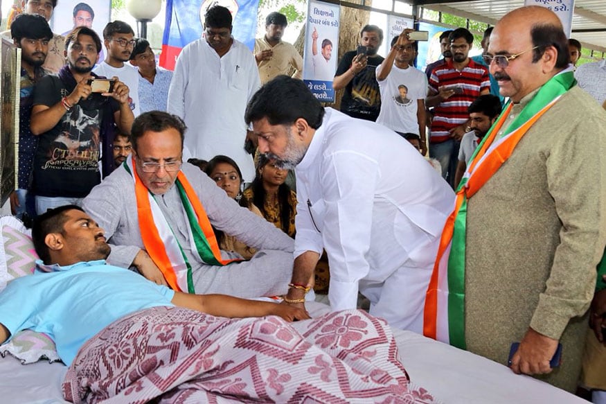 દિવસ-7: ઉપવાસના સાતમાં દિવસે કોંગ્રેસના નેતા અર્જુન મોઢવાડિયા, ધારાસભ્ય શૈલેષ પરમાર, હિંમતસિંહ પટેલ અને પૂર્વ સાંસદ વિક્રમ માડમ ઉપવાસ છાવણી ખાતે પહોંચ્યા. દિવસ-7: ઉપવાસના સાતમાં દિવસે કોંગ્રેસના નેતા અર્જુન મોઢવાડિયા, ધારાસભ્ય શૈલેષ પરમાર, હિંમતસિંહ પટેલ અને પૂર્વ સાંસદ વિક્રમ માડમ ઉપવાસ છાવણી ખાતે પહોંચ્યા.
