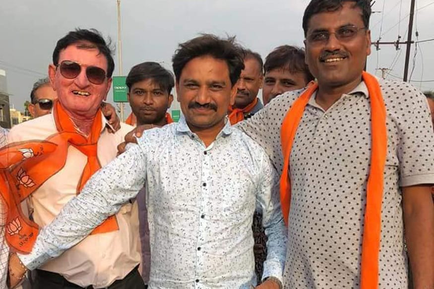 હાલ મોરબીમાં પાલિકાની પેટા ચૂંટણી માટે ભાજપ-કોંગ્રેસ પ્રચાર કરી રહ્યા છે. આ દરમિયાન મોરબી જિલ્લાના ભાજપ પ્રમુખે તેમના ફેસબુક એકાઉન્ટ પર હાર્દિકના સાથી તેમજ પાસના કન્વિનર મનોજ પનારાની તસવીરો વાયરલ કરી હતી. હાલ મોરબીમાં પાલિકાની પેટા ચૂંટણી માટે ભાજપ-કોંગ્રેસ પ્રચાર કરી રહ્યા છે. આ દરમિયાન મોરબી જિલ્લાના ભાજપ પ્રમુખે તેમના ફેસબુક એકાઉન્ટ પર હાર્દિકના સાથી તેમજ પાસના કન્વિનર મનોજ પનારાની તસવીરો વાયરલ કરી હતી.