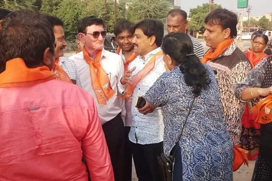 શું છે ઘટના? : શનિવારે મોરબીમાં બીજેપી અને બીજા સોશિયલ મીડિયાના ગ્રુપોમાં મનોજ પનારાની તસવીરો ફરતી થઈ હતી. આ તસવીરોમાં તે બીજેપીના કાર્યકરો સાથે ચૂંટણી પ્રચાર કરી રહ્યો હોય તેવું બતાવવામાં આવ્યું છે. એક તસવીરમાં મનોજ પનારાએ બીજેપીનો ખેસ પણ પહેરી રાખ્યો છે. આ બનાવ બાદ અનેક બીજેપી કાર્યકરોએ આ પોસ્ટ મૂકીને મનોજ પનારાને બીજેપીમાં આવકાર્યો હતો. શું છે ઘટના? : શનિવારે મોરબીમાં બીજેપી અને બીજા સોશિયલ મીડિયાના ગ્રુપોમાં મનોજ પનારાની તસવીરો ફરતી થઈ હતી. આ તસવીરોમાં તે બીજેપીના કાર્યકરો સાથે ચૂંટણી પ્રચાર કરી રહ્યો હોય તેવું બતાવવામાં આવ્યું છે. એક તસવીરમાં મનોજ પનારાએ બીજેપીનો ખેસ પણ પહેરી રાખ્યો છે. આ બનાવ બાદ અનેક બીજેપી કાર્યકરોએ આ પોસ્ટ મૂકીને મનોજ પનારાને બીજેપીમાં આવકાર્યો હતો.