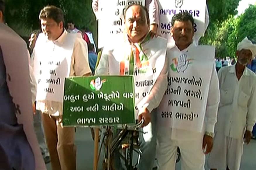 સત્રના બીજા ભાગમાં અવિશ્વાસ પ્રસ્તાવ પર ચર્ચા: કોંગ્રેસ તરફથી વિધાનસભાના સત્ર દરમિયાન મંત્રી મંડળ સામે અવિશ્વાસ પ્રસ્તાવ લાવવામાં આવ્યો છે. આ પ્રસ્તાવ પર સત્રના બીજા ભાગમાં ચર્ચા થશે. નિયમ 106 અંતર્ગત લાવવામાં આવેલા પ્રસ્તાવને પગલે ભાજપે પોતાના તમામ સભ્યોને ગૃહમાં હાજર રહેવા માટે વ્હીપ જારી કર્યું છે. સત્રના બીજા ભાગમાં અવિશ્વાસ પ્રસ્તાવ પર ચર્ચા: કોંગ્રેસ તરફથી વિધાનસભાના સત્ર દરમિયાન મંત્રી મંડળ સામે અવિશ્વાસ પ્રસ્તાવ લાવવામાં આવ્યો છે. આ પ્રસ્તાવ પર સત્રના બીજા ભાગમાં ચર્ચા થશે. નિયમ 106 અંતર્ગત લાવવામાં આવેલા પ્રસ્તાવને પગલે ભાજપે પોતાના તમામ સભ્યોને ગૃહમાં હાજર રહેવા માટે વ્હીપ જારી કર્યું છે.