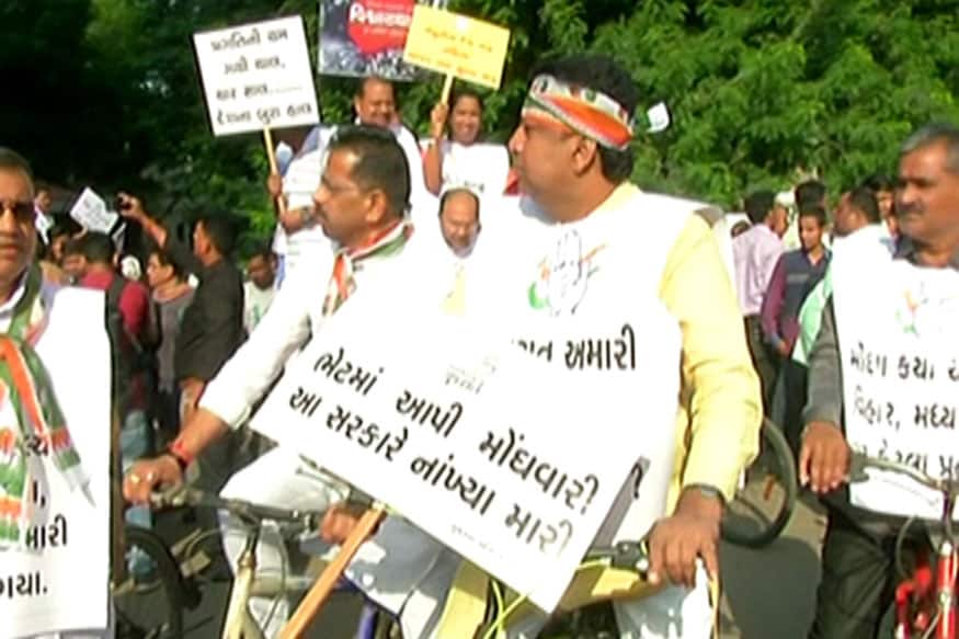કોંગ્રેસના ધારાસભ્યો એમએલએ ક્વાર્ટરથી વિધાનસભા સુધી સાઇકલ રેલી યોજી છે. કોંગ્રેસના ધારાસભ્યો સાઇકલ રેલી કાઢીને મોંઘવારી અને પેટ્રોલ-ડીઝલના ભાવમાં થઈ રહેલા વધારાનો વિરોધ કરી રહ્યા છે. કોંગ્રેસના ધારાસભ્યો એમએલએ ક્વાર્ટરથી વિધાનસભા સુધી સાઇકલ રેલી યોજી છે. કોંગ્રેસના ધારાસભ્યો સાઇકલ રેલી કાઢીને મોંઘવારી અને પેટ્રોલ-ડીઝલના ભાવમાં થઈ રહેલા વધારાનો વિરોધ કરી રહ્યા છે.