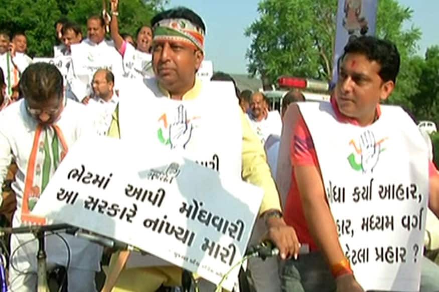 કોંગ્રેસના સભ્યોએ મોંઘવારીના વિરોધમાં એમએલએ ક્વાર્ટરથી વિધાનસભા સંકુલ સુધીની સાઇકલ યાત્રા કાઢી છે. કોંગ્રેસના સભ્યોએ મોંઘવારીના વિરોધમાં એમએલએ ક્વાર્ટરથી વિધાનસભા સંકુલ સુધીની સાઇકલ યાત્રા કાઢી છે.