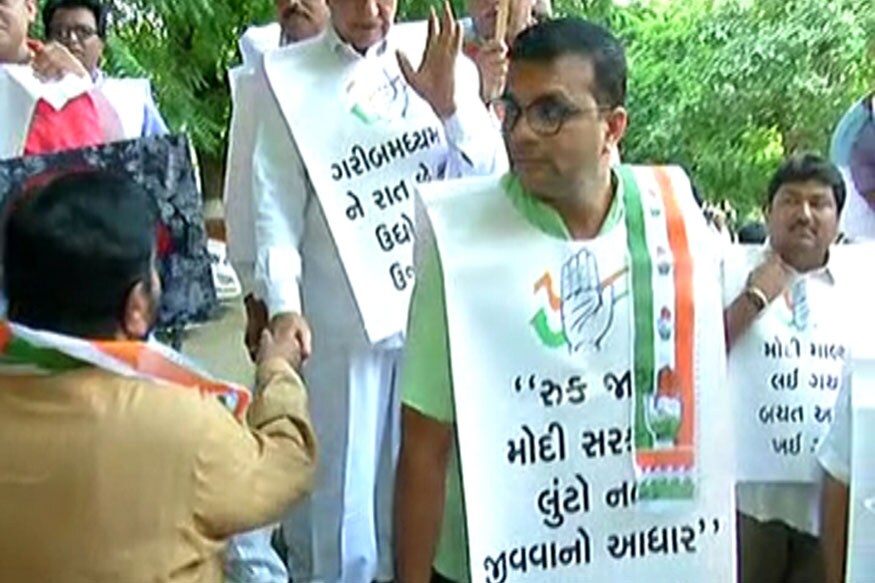 મંગલવારે આક્રોશ રેલીનો ફ્લોપ શો : વિધાનસભાના સત્રના પ્રથમ દિવસે કોંગ્રેસ તરફથી ગાંધીનગરમાં સત્યાગ્રહ છાવણી ખાતે એક આક્રોશ સંમેલન અને રેલીનું આયોજન કરવામાં આવ્યું હતું. કોંગ્રેસનો આ કાર્યક્રમ લોકોની પાંખી હાજરીને કારણે મોડો શરું થયો હતો. બાદમાં ત્યાંથી રેલી સ્વરૂપે કોંગ્રેસના કાર્યકરો વિધાનસભાનો ઘેરાવ કરવા માટે નીકળ્યા હતા. જોકે, રસ્તા પર મોટી સંખ્યામાં પોલીસ કાફલો ખડકી દેવામાં આવ્યો હોવાથી કોંગ્રેસના કાર્યકરો વિધાનસભા પહોંચે તે પહેલા જ તેમની અટકાયત કરી લેવામાં આવી હતી. બપોર બાદ પોલીસે અટકાયત કરવામાં આવેલા તમામ કાર્યકરોને છોડી મૂક્યા હતા. મંગલવારે આક્રોશ રેલીનો ફ્લોપ શો : વિધાનસભાના સત્રના પ્રથમ દિવસે કોંગ્રેસ તરફથી ગાંધીનગરમાં સત્યાગ્રહ છાવણી ખાતે એક આક્રોશ સંમેલન અને રેલીનું આયોજન કરવામાં આવ્યું હતું. કોંગ્રેસનો આ કાર્યક્રમ લોકોની પાંખી હાજરીને કારણે મોડો શરું થયો હતો. બાદમાં ત્યાંથી રેલી સ્વરૂપે કોંગ્રેસના કાર્યકરો વિધાનસભાનો ઘેરાવ કરવા માટે નીકળ્યા હતા. જોકે, રસ્તા પર મોટી સંખ્યામાં પોલીસ કાફલો ખડકી દેવામાં આવ્યો હોવાથી કોંગ્રેસના કાર્યકરો વિધાનસભા પહોંચે તે પહેલા જ તેમની અટકાયત કરી લેવામાં આવી હતી. બપોર બાદ પોલીસે અટકાયત કરવામાં આવેલા તમામ કાર્યકરોને છોડી મૂક્યા હતા.