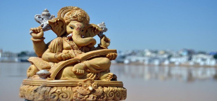 ત્યારે ગણેશજીએ પણ તુલસીને શાપ આપતા કહ્યું કે તમારું લગ્ન પણ એક અસૂરા સાથે થશે. ત્યારબાદ તુલસીએ પોતાની ભૂલ સમજાણી અને ભગવાન ગણેશજી પાસે માફી માગી. ત્યારે તેમણે કહ્યું કે તમે કલિયુગમાં મુક્તિ આપનાર હશો, પણ મારી પૂજામાં તમને ચઢાવવામાં નહીં આવે. ત્યારથી, તુલસીના પાંદડાને ગણેશ પૂજામાં ઉપયોગમાં લેવાતા નથી. ત્યારે ગણેશજીએ પણ તુલસીને શાપ આપતા કહ્યું કે તમારું લગ્ન પણ એક અસૂરા સાથે થશે. ત્યારબાદ તુલસીએ પોતાની ભૂલ સમજાણી અને ભગવાન ગણેશજી પાસે માફી માગી. ત્યારે તેમણે કહ્યું કે તમે કલિયુગમાં મુક્તિ આપનાર હશો, પણ મારી પૂજામાં તમને ચઢાવવામાં નહીં આવે. ત્યારથી, તુલસીના પાંદડાને ગણેશ પૂજામાં ઉપયોગમાં લેવાતા નથી.