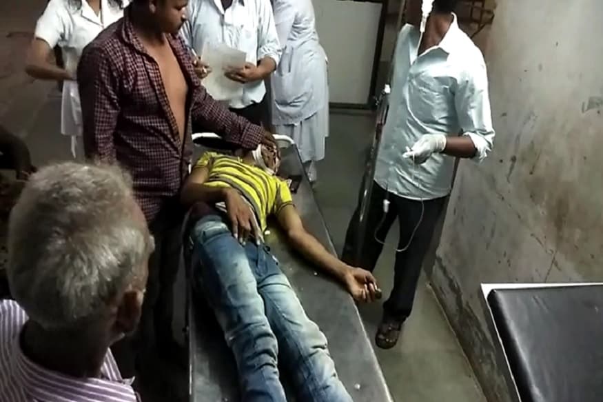 પંચમહાલ જિલ્લામાં આવેલા પાવાગઢ નજીક જીપનો અકસ્માત થયો હતો. પાવાગઢ દર્શન કરીને પરત ફરી રહેલા દર્શનાર્થીઓ ભરેલી જીપ રોડની બાજુના ખાડામાં પલટી મારી ગઈ હતી. જેના પગલે ચાર મુસાફરોને ઇજાઓ પહોંચી હતી. જેમને 108 એમ્બ્યુલન્સની મદદથી સારવાર અર્થે હોસ્પિટલમાં ખસેડાયા હતા. જે પૈકી 2 લોકોની હાલ ગંભીર હોવાનું જાણવા મળ્યું છે. પોલીસ પણ ઘટના સ્થળે પહોંચીને વધુ તપાસ હાથધરી હતી (હર્ષદ મહેરા, પંચમહાલ) પંચમહાલ જિલ્લામાં આવેલા પાવાગઢ નજીક જીપનો અકસ્માત થયો હતો. પાવાગઢ દર્શન કરીને પરત ફરી રહેલા દર્શનાર્થીઓ ભરેલી જીપ રોડની બાજુના ખાડામાં પલટી મારી ગઈ હતી. જેના પગલે ચાર મુસાફરોને ઇજાઓ પહોંચી હતી. જેમને 108 એમ્બ્યુલન્સની મદદથી સારવાર અર્થે હોસ્પિટલમાં ખસેડાયા હતા. જે પૈકી 2 લોકોની હાલ ગંભીર હોવાનું જાણવા મળ્યું છે. પોલીસ પણ ઘટના સ્થળે પહોંચીને વધુ તપાસ હાથધરી હતી (હર્ષદ મહેરા, પંચમહાલ)